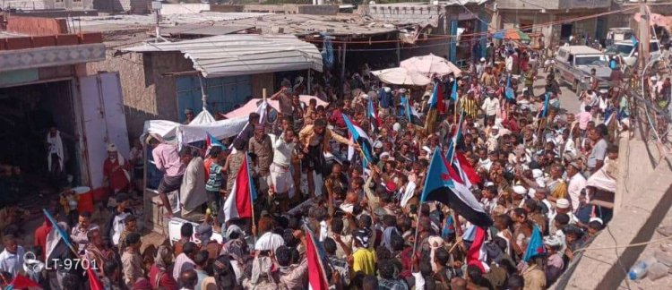 مسيرة جماهيرية حاشدة في المسيمير الحواشب تأييدًا للإعلان السياسي والدستوري