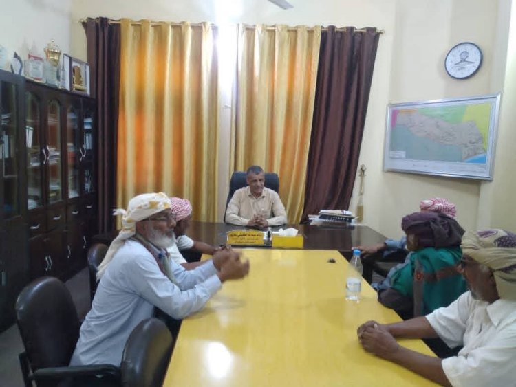 المدير العام لغيل باوزير يلتقي بعدد من المقادمة والشخصيات الاجتماعية بالمديرية لتعزيز التنسيق المجتمعي للحفاظ على أمن المديرية