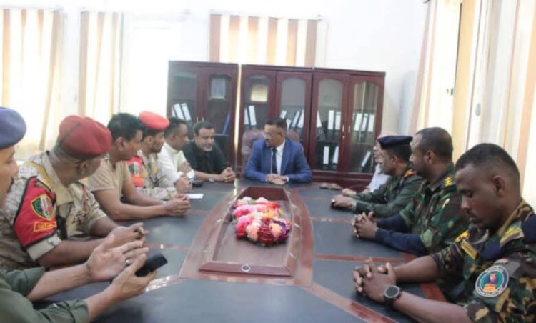 الأمين العام لمحلي حضرموت يشدد على اضطلاع الأجهزة الأمنية والعسكرية بواجباتها في حفظ الأمن وتطبيع الحياة العامة ويشيد بتكاتف أبناء المحافظة