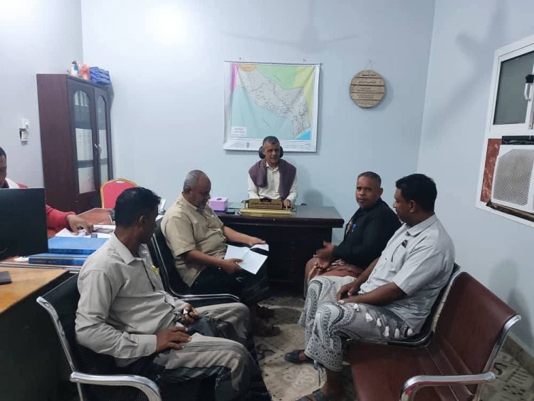 مدير عام مديرية غيل باوزير يعقد لقاءً لمناقشة آلية إعادة المنهوبات طوعاً