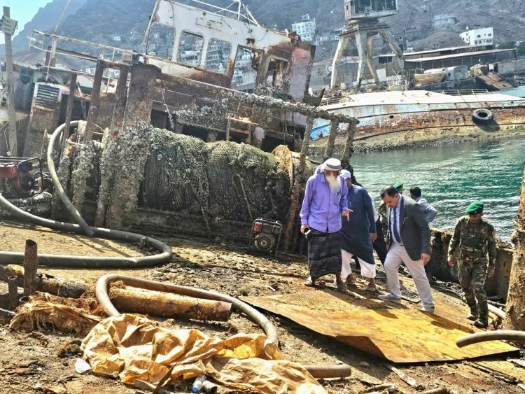 الوزير السقطري يتفقد أعمال انتشال السفن الغارقة في ميناء الاصطياد السمكي ويشدد على تسريع وتيرة العمل
