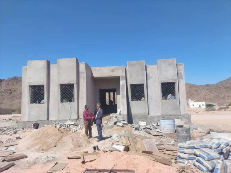 مدير عام مديرية عتق يتفقد مشروع الوحدة الصحية بمنطقة الصدارة ويعلن قرب إنجازه لتحسين مستوى الخدمات الصحية