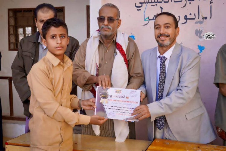 الوكيل الفاطمي يكرّم الطلاب أوائل ثانوية بيحان ويؤكد استمرار دعم السلطة المحلية لقطاع التعليم .