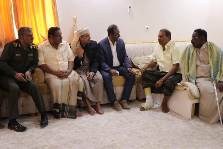 الوكيل الجعفري وقيادات أمنية يزورون الشيخ صالح حافظ السليمي للاطمئنان على صحته