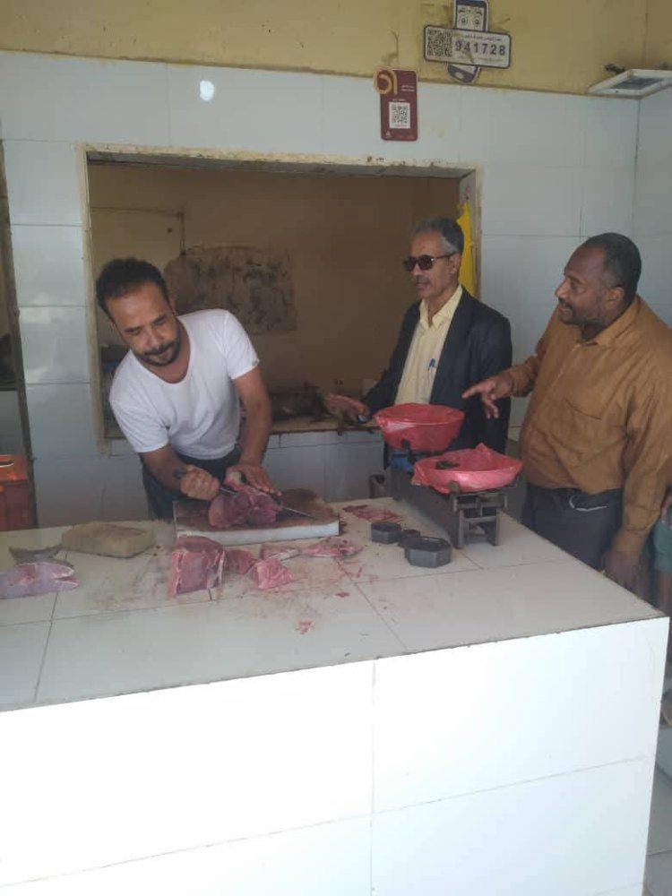 مدير عام مديرية عتق يقود نزولاً ميدانياً لضبط المخالفات ومراقبة الأسعار .