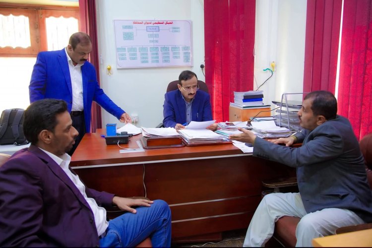 محافظ شبوة يطلع على مستوى تقدم مشاريع مياه الريف ويوجّه بتسريع تنفيذها .